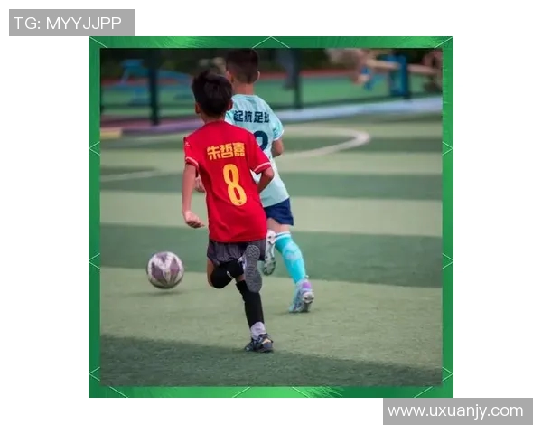 足球场上梦想起航，球星歌声激昂奋进