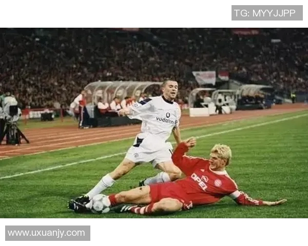 足球球星吊技：从天而降的绝杀到场上风采的完美演绎